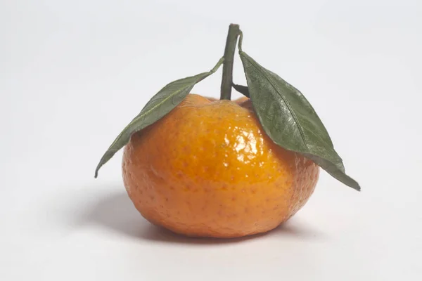 Mandarine Mûre Aux Feuilles Vertes Sur Fond Blanc — Photo