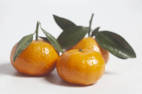 Érett Mandarin Zöld Levelek Fehér Háttér — Stock Fotó