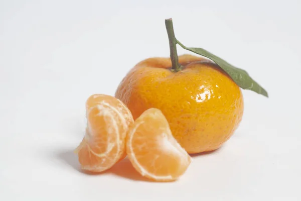 Zralé Mandarinky Zelenými Listy Bílém Pozadí — Stock fotografie