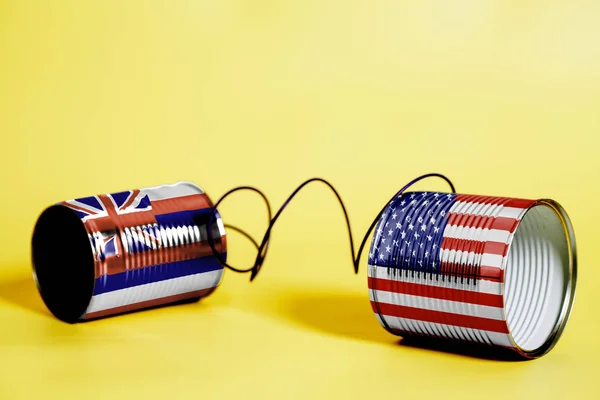 黄色の状態の Flags Communication コンセプトをアメリカ ハワイ米国ブリキ缶電話 — ストック写真