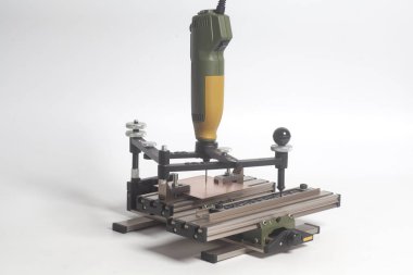 Aygıt Pantograf ile Cnc gravür Tipo alfabesi ile beyaz bir arka plan üzerinde oyma