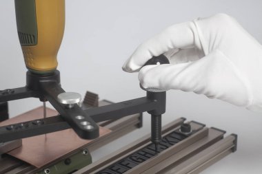 Aygıt Pantograf ile Cnc gravür Tipo alfabesi ile beyaz bir arka plan üzerinde oyma üzerinde çalışan eller