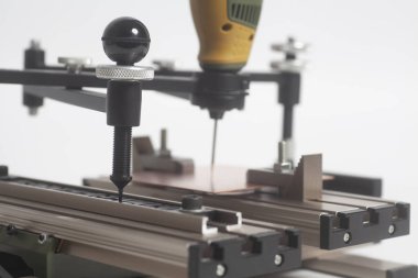 Aygıt Pantograf ile Cnc gravür Tipo alfabesi ile beyaz bir arka plan üzerinde oyma