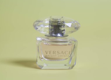 Rusya, Moskova, 19 Aralık 2018: Versace şişe parlak kristal parfüm sarı zemin üzerine.