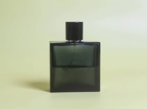 Parfum Homme Bouteille Sur Fond Jaune — Photo