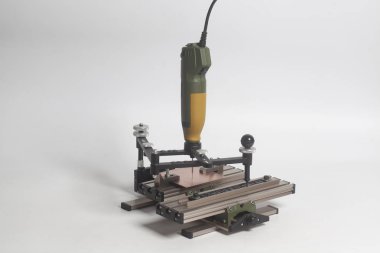 Aygıt Pantograf ile Cnc gravür Tipo alfabesi ile beyaz bir arka plan üzerinde oyma