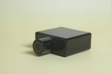 Erkek Parfüm Şişe sarı zemin üzerine