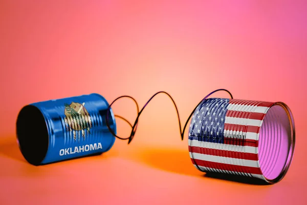 ブリキ缶電話アメリカ オクラホマ州の米国の状態フラグ ピンクの通信の概念 — ストック写真
