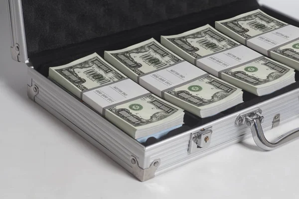 Открытый чемодан со стопками банкнот на миллион долларов — стоковое фото