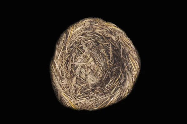 Порожнє пташине гніздо ізольоване на чорному тлі — стокове фото