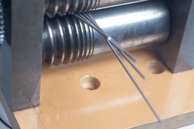 Gümüş bir kablo rulo kuyumcu araç pres.