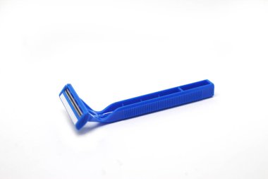 Tıraş bıçağı. Beyaz arka plan üzerinde izole tek kullanımlık tıraş makinesi