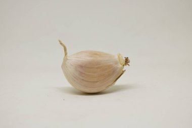 Organik sarımsak beyaz arka plan üzerinde. baharat. Fotoğraf