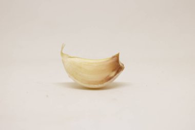 Organik sarımsak beyaz arka plan üzerinde. baharat. Fotoğraf