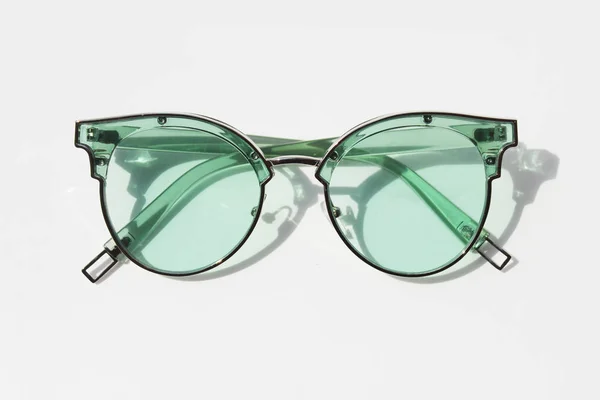 Occhiali verdi. su sfondo bianco. foto — Foto Stock
