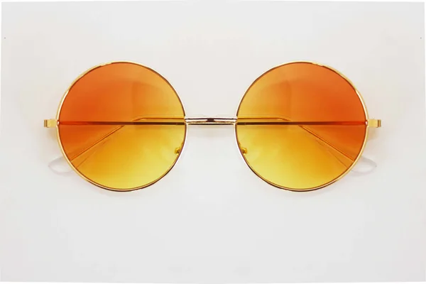 オレンジ色と黄色のスタイルのメガネ。白い背景の上 — ストック写真