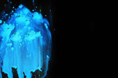 siyah bir zemin üzerine mavi arka plan. Fotoğraf