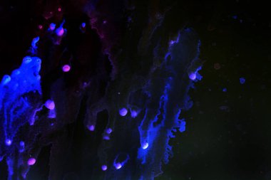 siyah bir zemin üzerine mavi arka plan. Fotoğraf