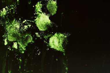 siyah zemin üzerine yeşil soyut doku 