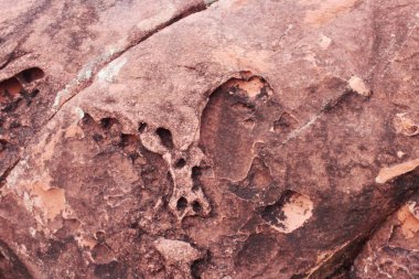 Kırmızı tortul kaya dokusu. kırmızı rustik taş doku. backgrou