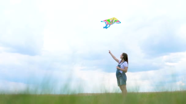 A, ung, gravid, flicka, jumpsuit, lanseringar, kite, mot, blå, sky, moln. — Stockvideo