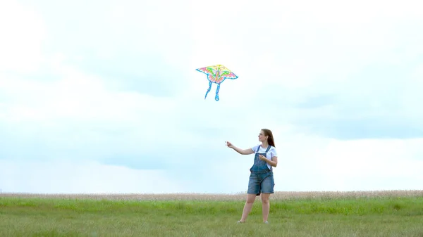 A, Genç, hamile, kız, Tulum, denize indirmek, çaylak, karşı mavi, gökyüzü, bulutlar.