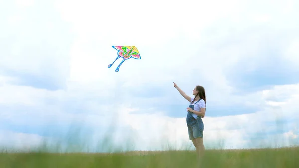 A, Genç, hamile, kız, Tulum, denize indirmek, çaylak, karşı mavi, gökyüzü, bulutlar.