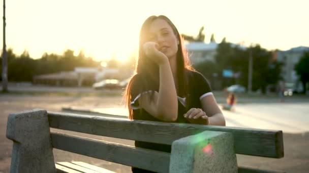 Stylische junge schwangere Frau im Sommerpark. modisches Outfit. glücklich schönes Model lächelt in die Kamera — Stockvideo