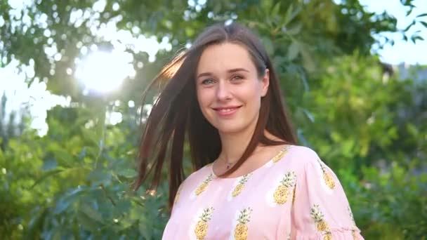 Portret van een Europese vrouw met positieve emoties die een lucht-kus stuurt. — Stockvideo