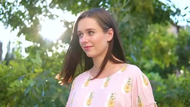 Portret Van Een Europese Vrouw Met Positieve Emoties Een Schilderachtige — Stockvideo