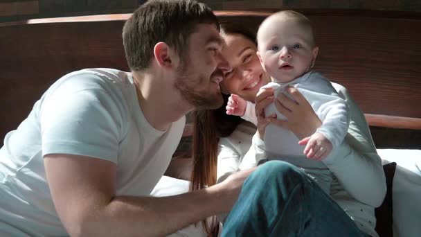 Familia feliz pasando tiempo juntos en la hora de acostarse jugando y abrazándose — Vídeos de Stock