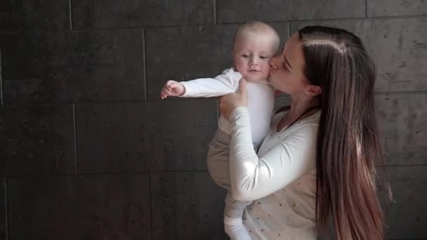 Glad mamma och Baby kyssas och kramas, moderskap konceptet moderskap vackra lycklig familj — Stockvideo