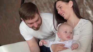 Evde küçük bir oğlu ile reklam komik Veliler oynayan