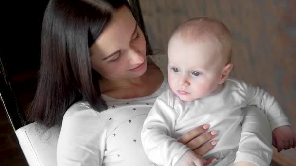 Glad mamma och Baby kyssas och kramas, moderskap konceptet moderskap vackra lycklig familj — Stockvideo