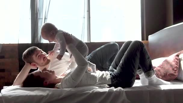 Família feliz passar o tempo juntos na hora de dormir brincando e abraçando — Vídeo de Stock