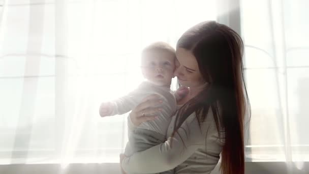 愉快的母亲和婴儿亲吻和拥抱, 产妇概念母亲美丽的幸福家庭 — 图库视频影像