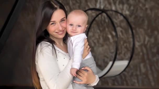 Mãe feliz e bebê beijando e abraçando, maternidade conceito maternidade bela família feliz — Vídeo de Stock