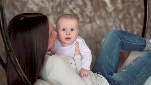 Gelukkig moeder en Baby zoenen en knuffelen, moederschap concept moederschap mooie Happy Family op een schommel — Stockvideo