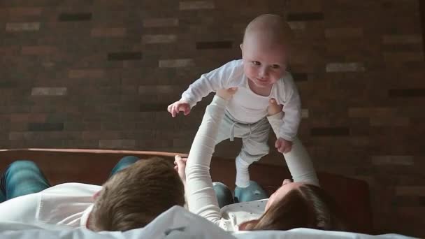 Família feliz passar o tempo juntos na hora de dormir brincando e abraçando — Vídeo de Stock