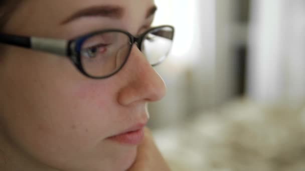 Businesswoman reflection of light glasses focused working Internet laptop tablet 4k womans eyes Close up woman in glasses using internet at night. Girl looking at display touchscreen computer monitor — Stock Video