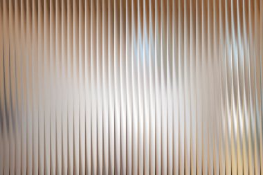 Dikey dalgalı çizgiler ve havalı nötr tonlarla soyut arkaplan tasviri