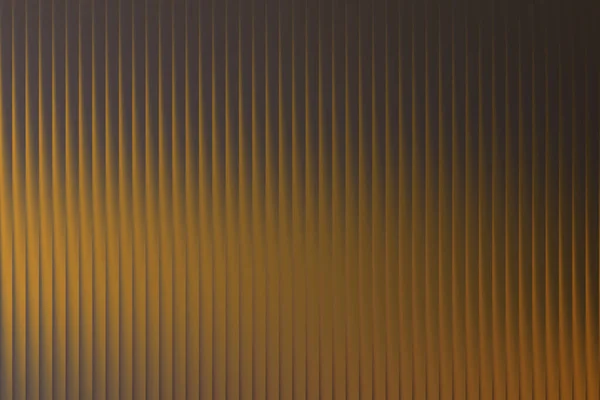 Koyu eğimli soyut dikey altın çizgiler