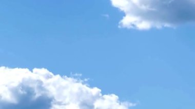 Köşeli Mavi Gökyüzü Kümülüs Bulutları ve Boşluğu Kopyala