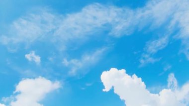 Mavi Gökyüzü ve İnci Sireni ve Kabarık Kümülüs Bulutları