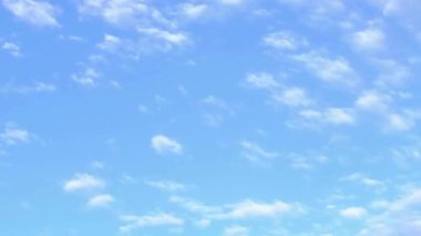 Dağılmış Altokümülüs Bulutlarıyla Mavi Gökyüzü