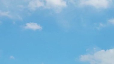 Üstten Stratocumulus ve Alçak Kümülüs Bulutlu Mavi Gökyüzü