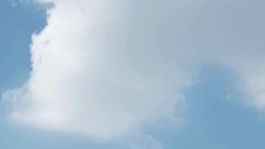 Büyük Kümülüs Bulutlu Mavi Gökyüzü Uzayı Kopyala