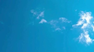 Pofuduk Kümülüs Bulutlu Parlak Mavi Gökyüzü ve Uzayı Kopyala