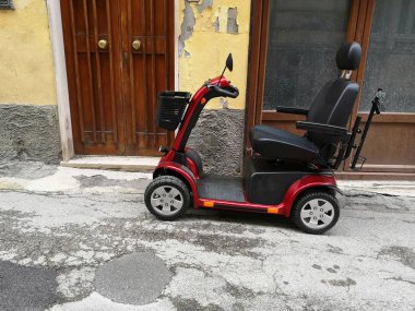 sokakta park edilmiş motorlu tekerlekli sandalye