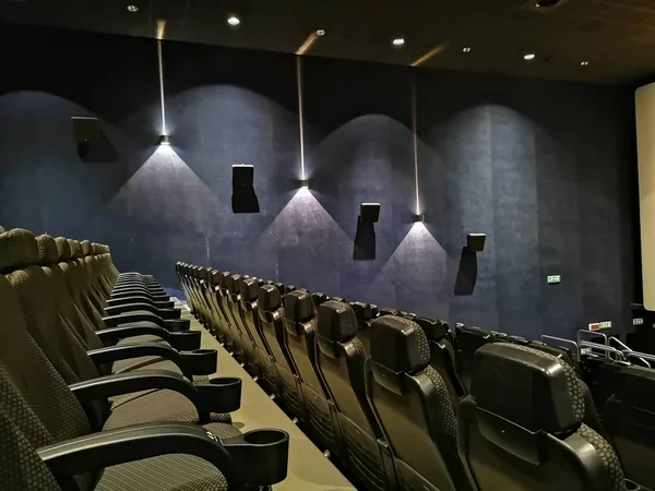 Auditorio Cine Vacío Con Asientos Rojos —  Fotos de Stock